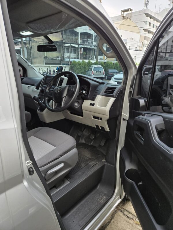 รถเช่าพร้อมคนขับ Toyota All-new 12 seats - Image 5